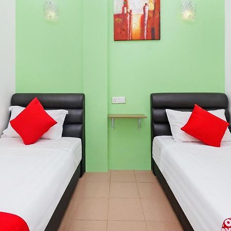 Oyo 850 Gold Star Hotel Chukai Екстериор снимка