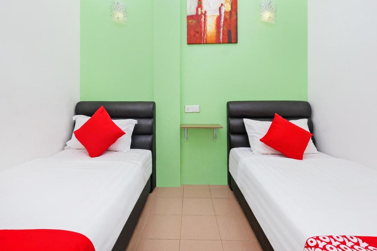 Oyo 850 Gold Star Hotel Chukai Екстериор снимка