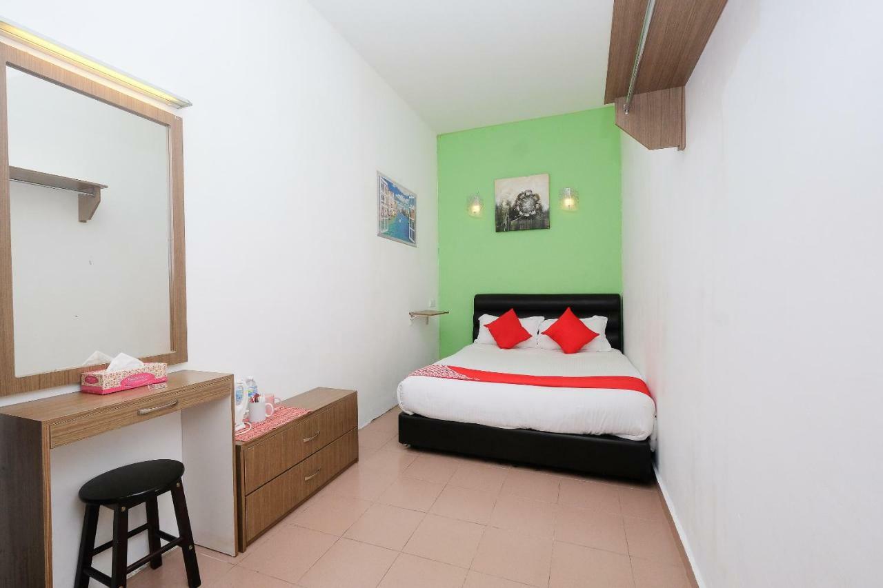 Oyo 850 Gold Star Hotel Chukai Екстериор снимка