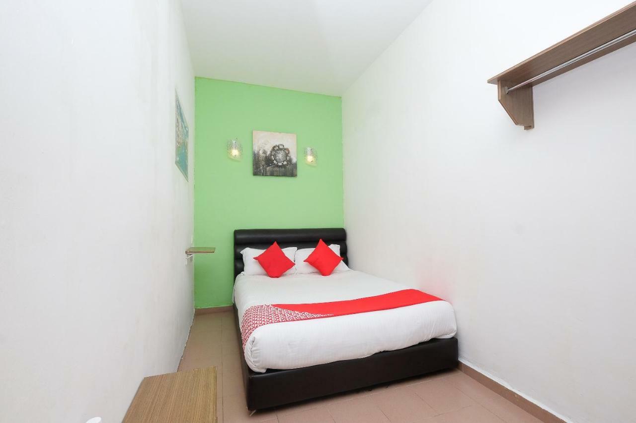 Oyo 850 Gold Star Hotel Chukai Екстериор снимка